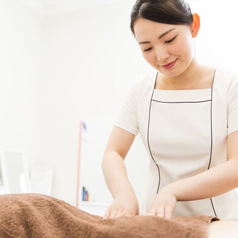 背中を揉む女性スタッフjpg
